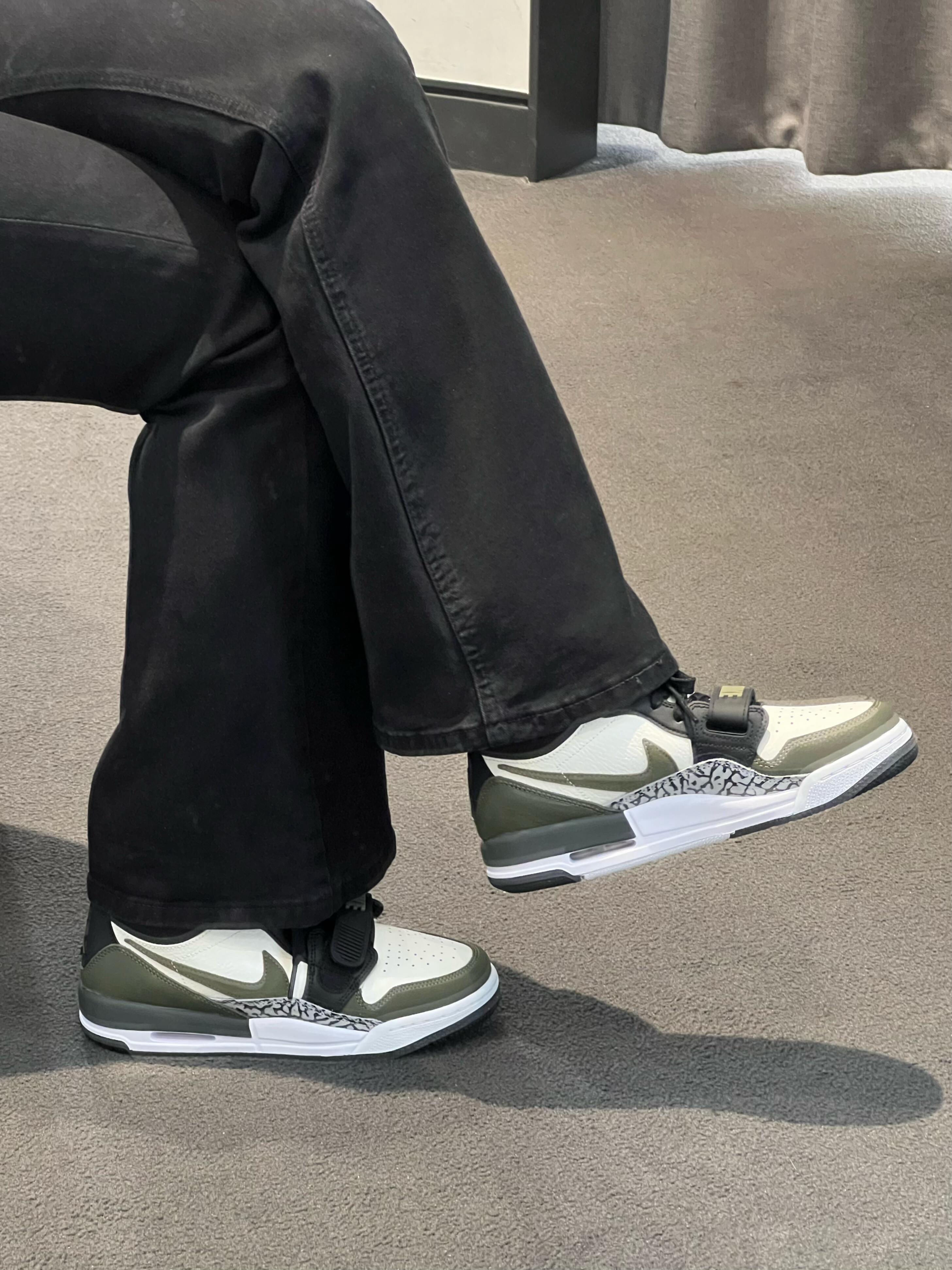 这双橄榄绿AJ Legacy 312真的是秋冬穿搭宝藏!白绿撞色+经典爆裂纹,复古又高级,低调中带